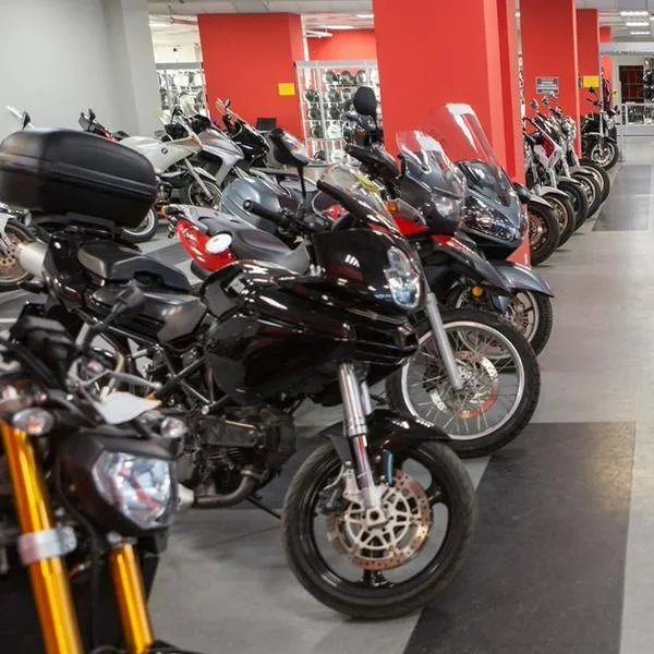 Motos más baratas en Colombia: precio de AKT, Honda, Yamaha y más.