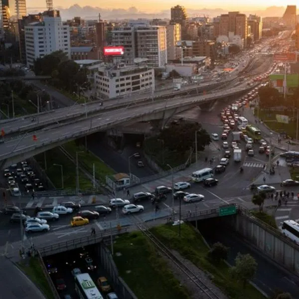 La venta de carros híbridos ha tenido un destacado crecimiento en Bogotá y se reabre debate sobre si deben tener pico y placa.