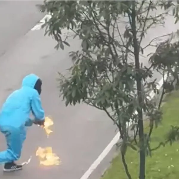 Encapuchados lanzaron bombas molotov contra carros particulares en Bogotá