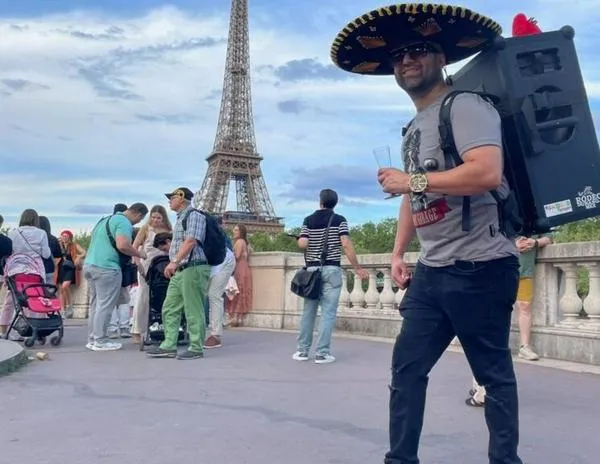 Yair, el mexicano que pone a bailar a los parisinos y turistas