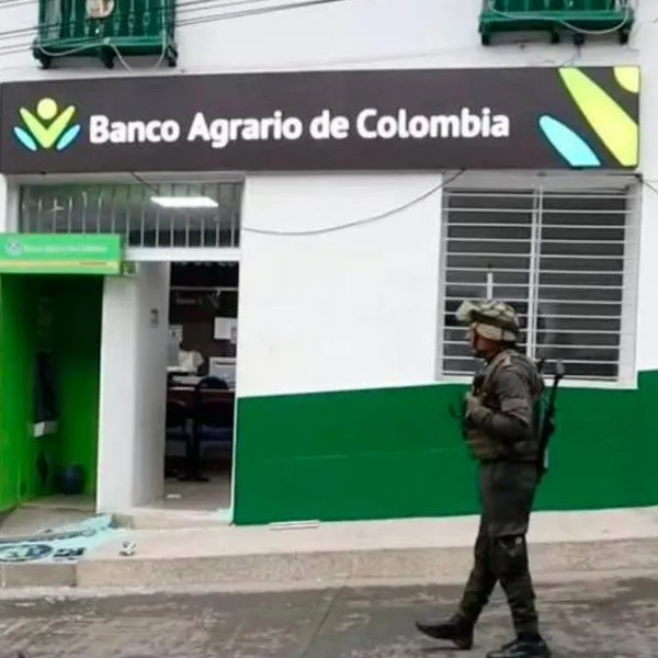 Ilegales asaltaron sede del Banco Agrario y hostigaron policías en el sur del Cauca 