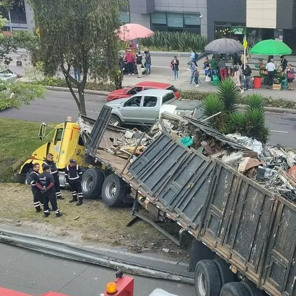 Trancón hoy en la autopista Norte: tractomula volcada no ha sido levantada