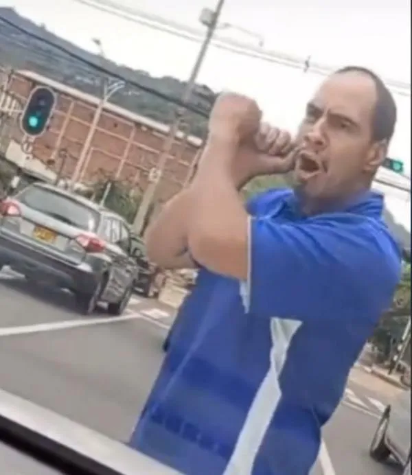 Medellín hoy: hombre con palo en mano amedrentó y casi agrede a familia en carro
