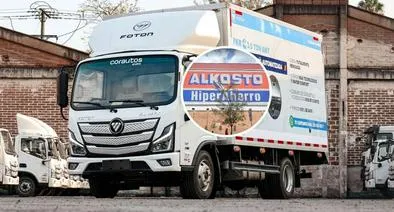 Foto de Foton y de Alkosto, en nota de quién es dueño de camiones Foton en Colombia, con Alkosto, Kalley, AKT, Kalley y más