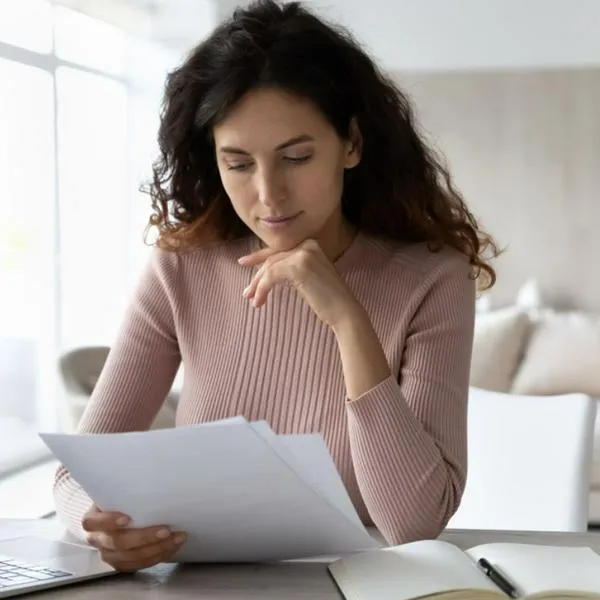 Foto de mujer leyendo, en nota de qué significan los apellidos Rodríguez, Gómez y López, muy comunes en Colombia