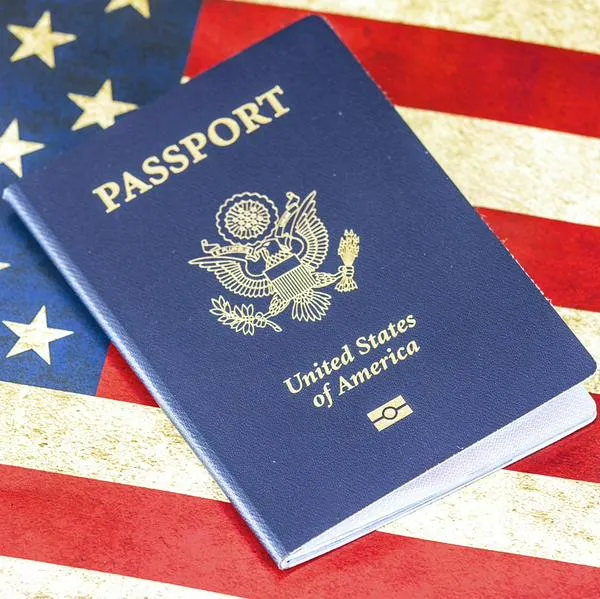 Foto documentos estadounidenses, en nota de cuál es la diferencia entre visa inmigrante y no inmigrante para Estados Unidos
