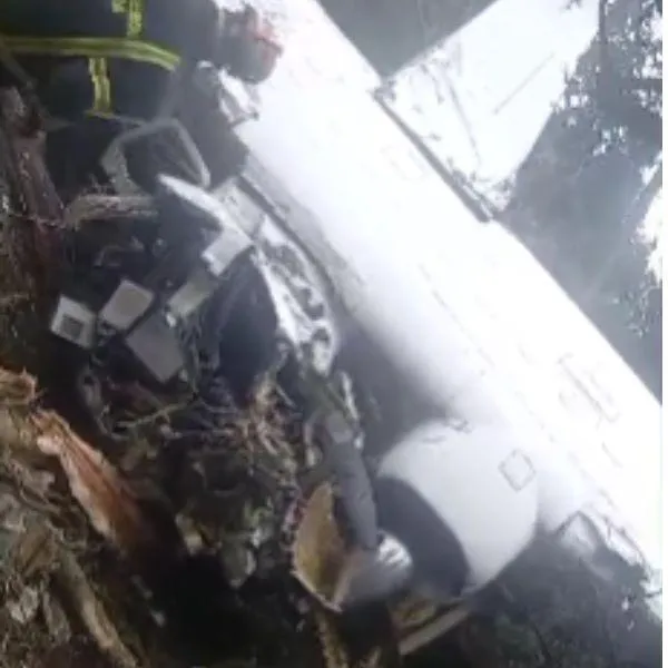 Avioneta que se cayó en Chía con cuatro tripulantes, quienes quedaron heridos y fueron trasladados a una hospital cercano.