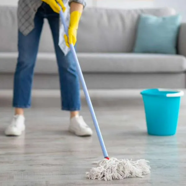 Foto de trapero, en nota de cómo trapear sin cometer error en movimiento que deja el piso con marcas y rayas