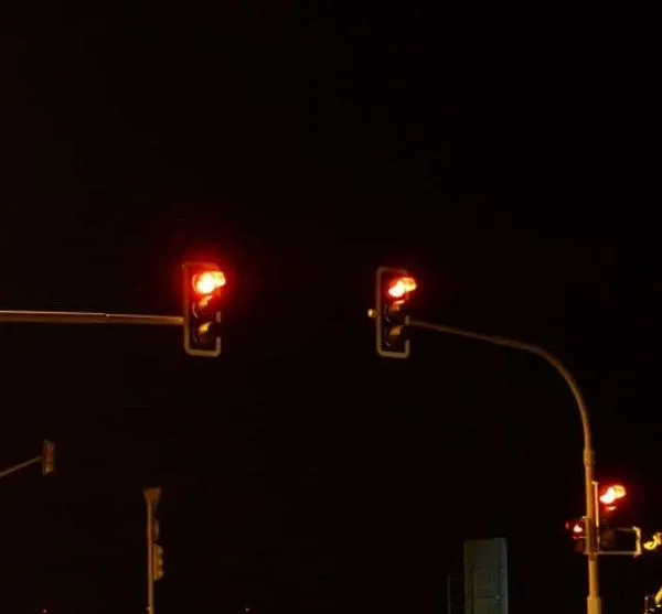 ¿Cruzar un semáforo en rojo después de las 11:00 p.m. no genera multa? Esto dice la Ley