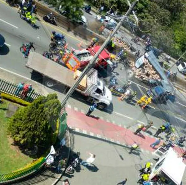 Dos muertos y dos capturados dejó grave accidente de camión de ron en la autopista Norte en Copacabana