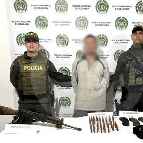 Capturan a hombre que se fue de rumba con una AK-47 al hombro en Antioquia
