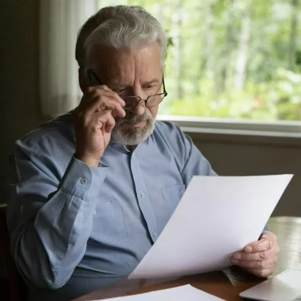 Foto de persona leyendo, en nota de que en declaración de renta 2024, qué ingresos en Colombia no debe poner en Dian