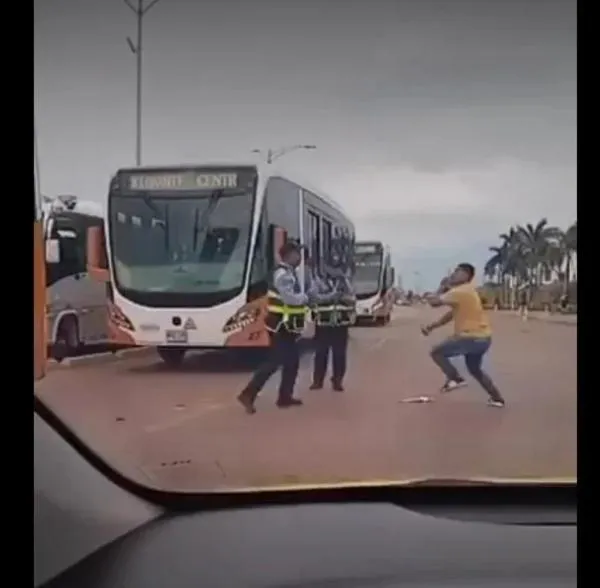 Taxista golpeó a un agente de tránsito en Cartagena: lo ataó con cuchillo