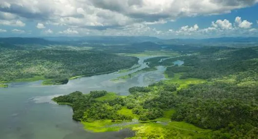 Foto océano Pacífico con canal, en nota de cómo viajar a Panamá desde Colombia sin irse en avión ni por el Darién