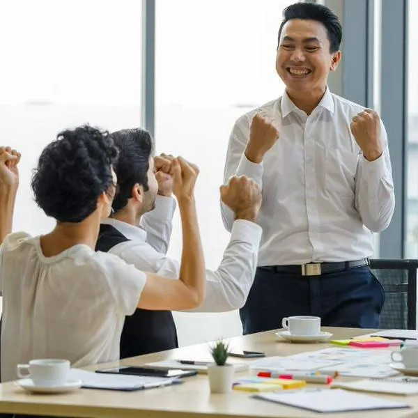 Personas celebrando un negocio exitoso para contextualizar la llegada de AvaTrade a Colombia