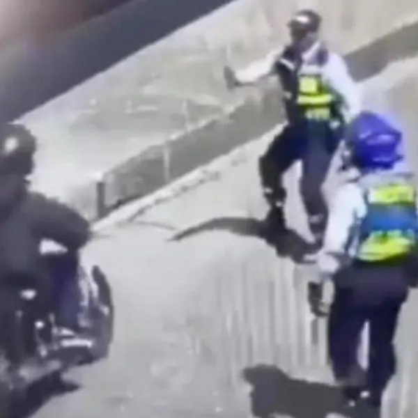 Agente de tránsito tumbó a motero que no le hizo caso; salieron heridos los dos