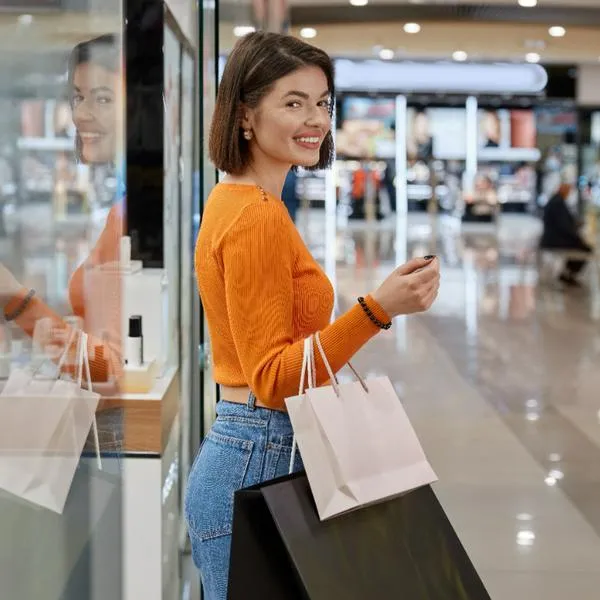 Centros comerciales en Colombia están haciendo cambios por caídas en ventas. Muchos locales permanecen llenos, pero pasillos están llenos. 