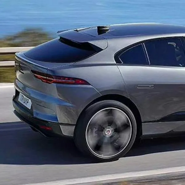 La empresa Jaguar le apuesta al futuro con una arriesgada estrategia para convertirse en líder de vehículos eléctricos de lujo y no venderá en un año.
