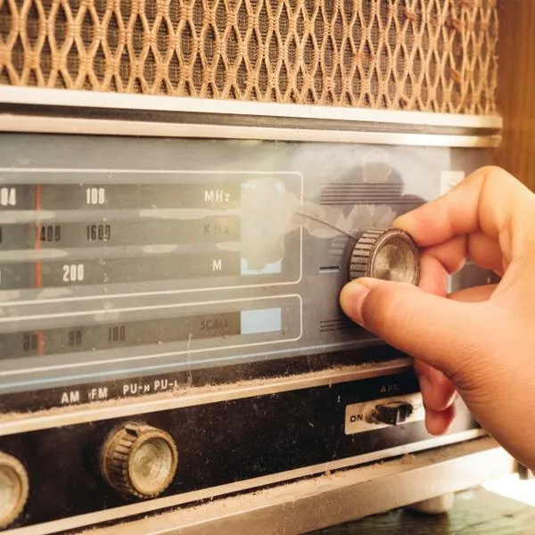 Radio con señales y mensajes de origen desconocido