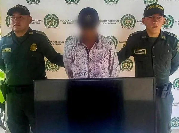 ¡Qué tal! Hombre robó descaradamente un televisor de un hotel en Ibagué