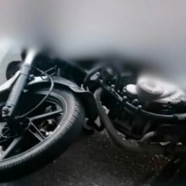 Grave y fatal accidente en Medellín: motociclista se habría cruzado semáforo en rojo y terminó muerto tras chocar contra un bus de servicio público.