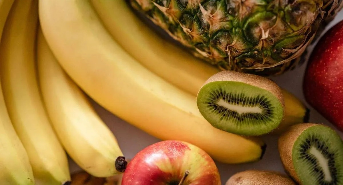 Foto de banano y piña, en nota de precio de frutas hoy en Colombia, las más baratas según Corabastos