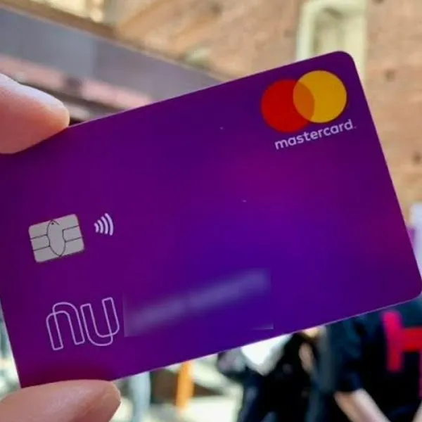 Foto de tarjeta bancaria, en nota de por qué Nu, Pibank y más tienen tasas altas en cuentas de ahorro en Colombia