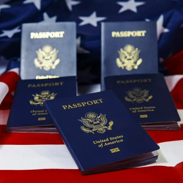 Foto de documentos estadounidenses, en nota de por qué en cita de visa americana son claves primeros 15 segundos.