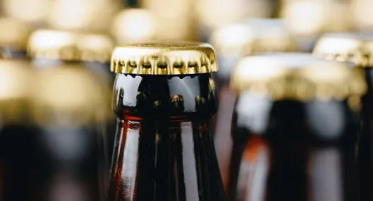 ¿Cómo se puede abrir una cerveza sin destapador? 