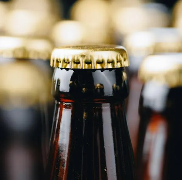 ¿Cómo se puede abrir una cerveza sin destapador? 