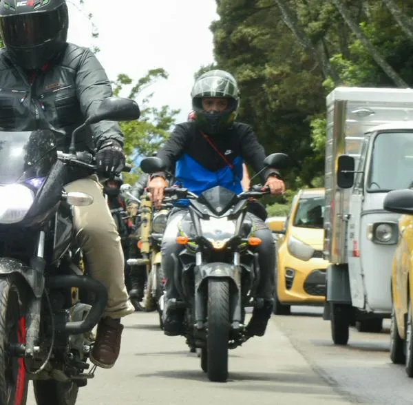 ¿Cuándo puede adelantar una moto? 