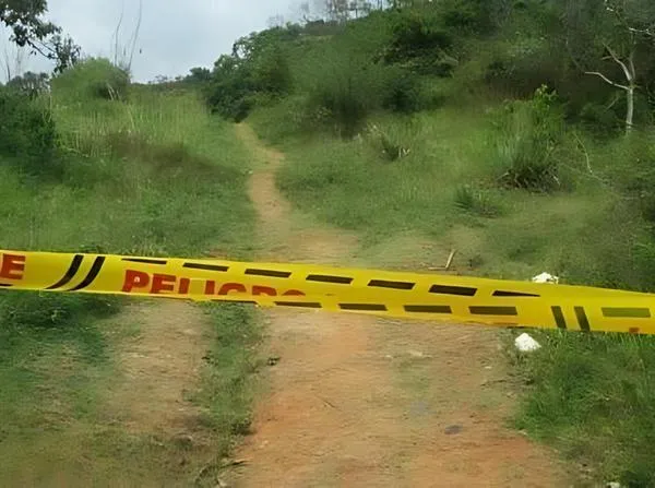 Hallan el cuerpo de un hombre con múltiples impactos de bala: le dejaron un cartel
