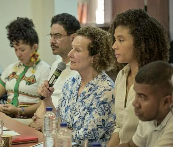 Delegación de Gobierno en mesa con ELN rechaza posible reactivación de bombardeos