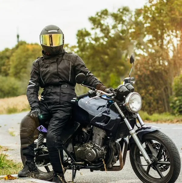 ¿Es legar usar el visor del casco polarizado? Responden a motociclistas