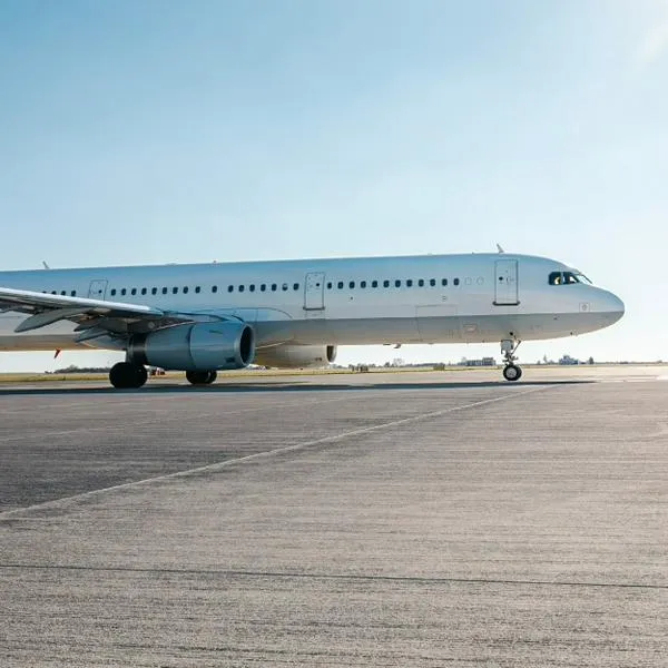 Canadá Jetlines, aerolínea precios bajos, anunció quiebra; pasajeros, afectados