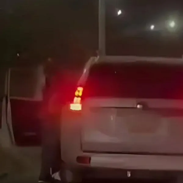 Video capta fleteo a ocupantes de camioneta en Medellín: robaron celulares, joyas y dinero