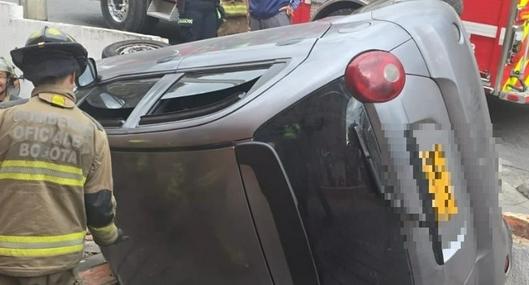 Accidente de tránsito en norte de Bogotá: carro quedó de lado