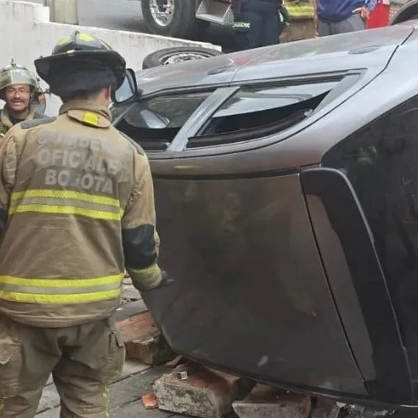 Accidente de tránsito en norte de Bogotá: carro quedó de lado