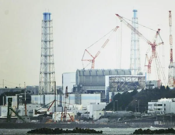 La central de Fukushima realiza una primera prueba para extraer restos nucleares de un reactor