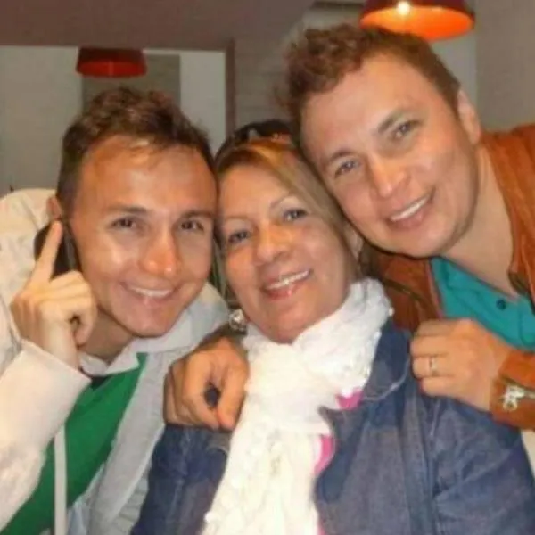 Desempolvan foto vieja de Mauricio Leal con su hermano Jhonier en su juventud. "El motor de mi vida"; dijo el estilista en la publicación. 