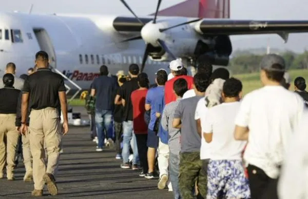 Panamá deporta a primer grupo de migrantes detenidos en el Darién en convenio con Estados Unidos
