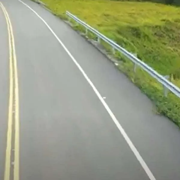 Foto de carretera, en nota de qué es la berma en vías, multas en Colombia por mal uso y diferencias con andén