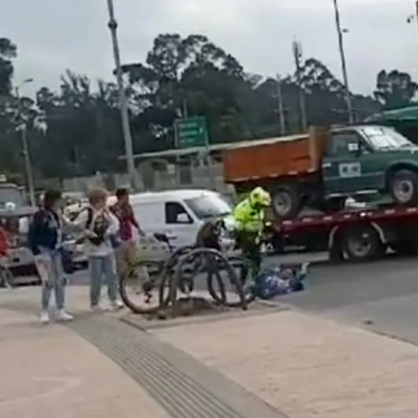 Policía de tránsito en Bogotá agarró a puñetazos y con su casco a 2 peatones