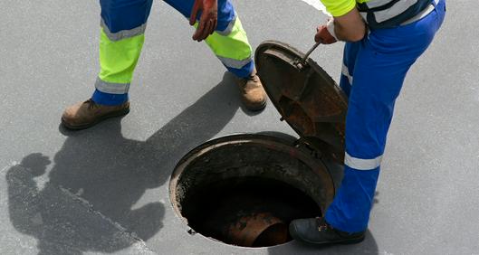 Proceso en caso de ver una alcantarilla sin tapa.