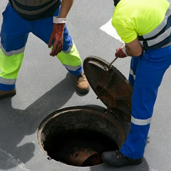 Proceso en caso de ver una alcantarilla sin tapa.
