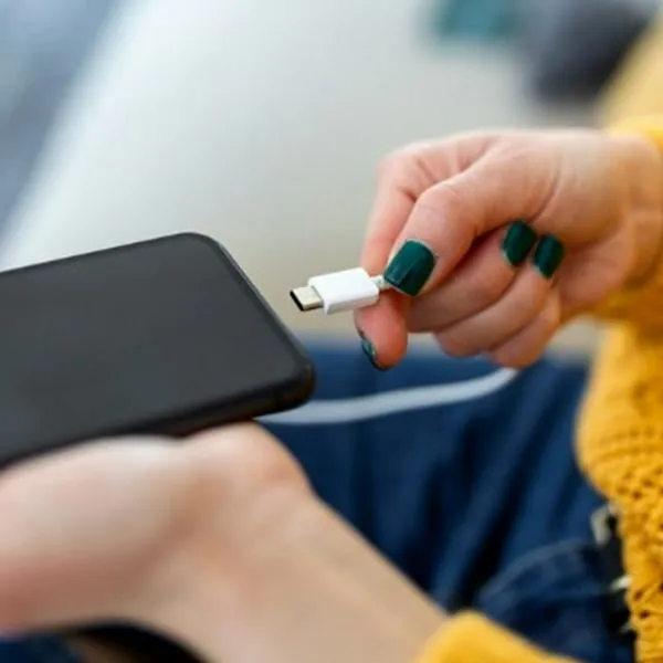 Foto de dispositivo, en nota de cómo es forma correcta de conectar celular con cargador, en pasos simples