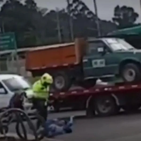 ¿Qué pasará con policía de Tránsito que agredió con su casco a un hombre en Bogotá?