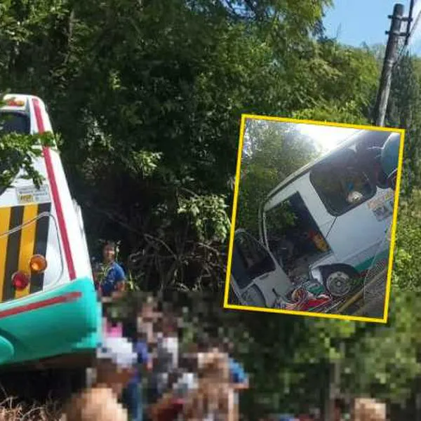 Bus escolar que llevaba niños a la escuela se salió de la vía y terminó estrellándose, en Cali