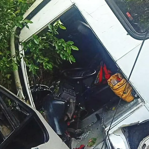 Bus escolar que se accidentó hoy en Cali (La Reforma); 18 niños quedaron heridos