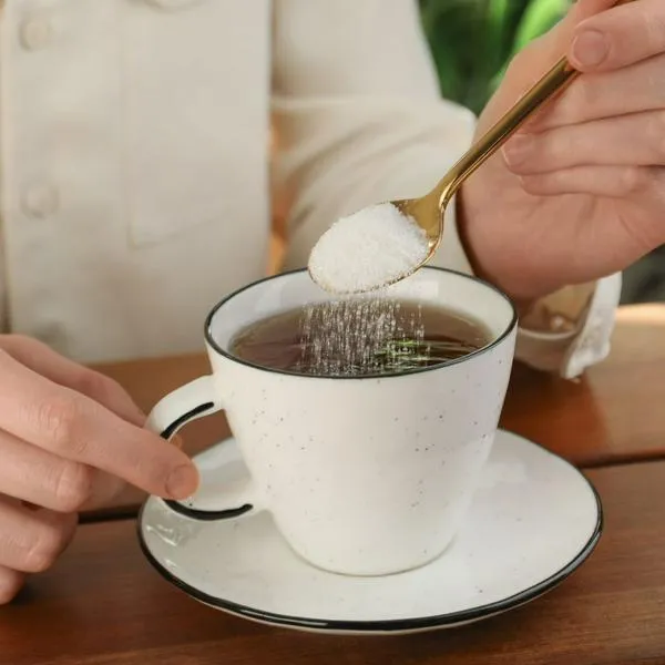 Azúcar usada en Colombia para hacer postres y café bajó de precio en el mundo
